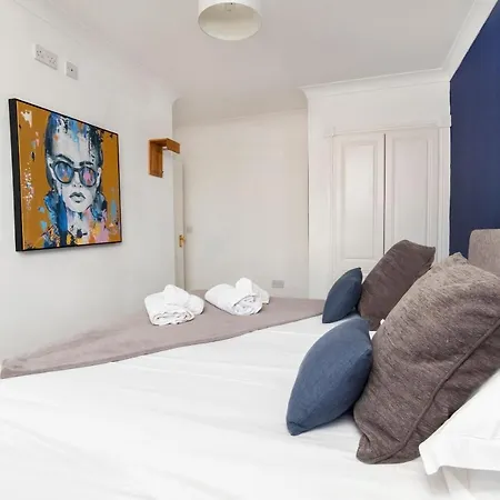 The Station Apartment- A Stunning Space, Close To The Centre Apartment