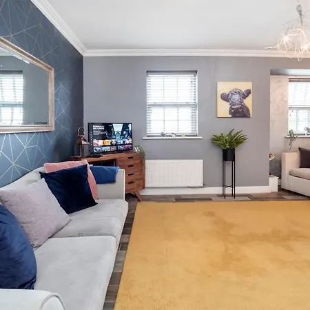 The Station Apartment- A Stunning Space, Close To The Centre