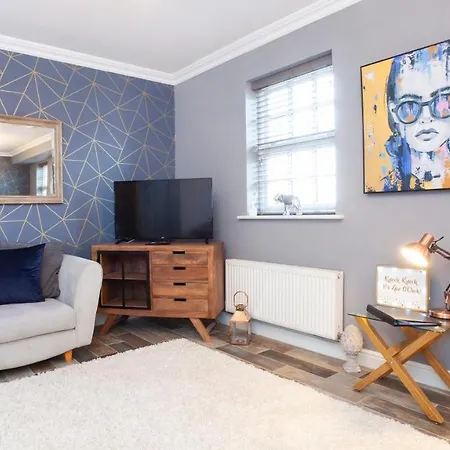 The Station Apartment- A Stunning Space, Close To The Centre *