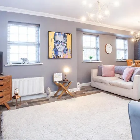 The Station Apartment- A Stunning Space, Close To The Centre Apartment