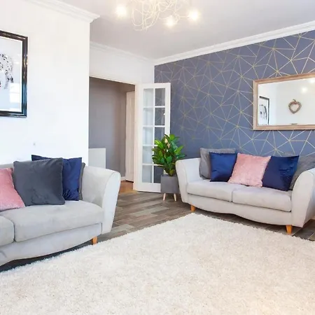 The Station Apartment- A Stunning Space, Close To The Centre Apartment